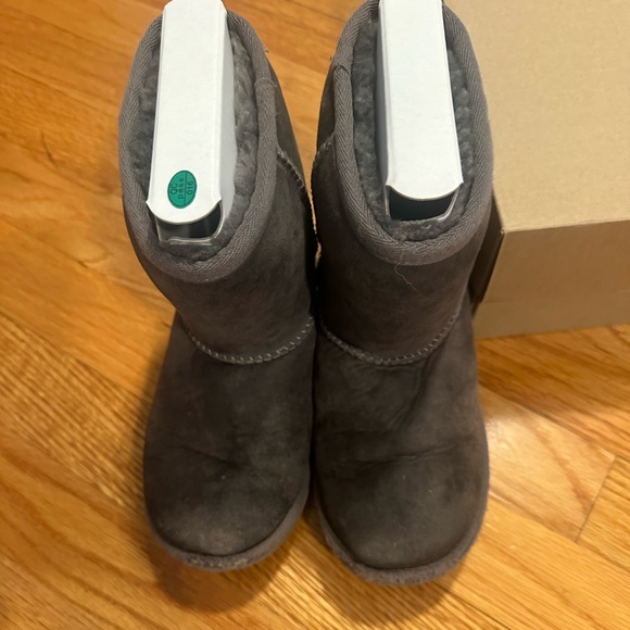 Girls Ugg Boots - Picture 2 of 7